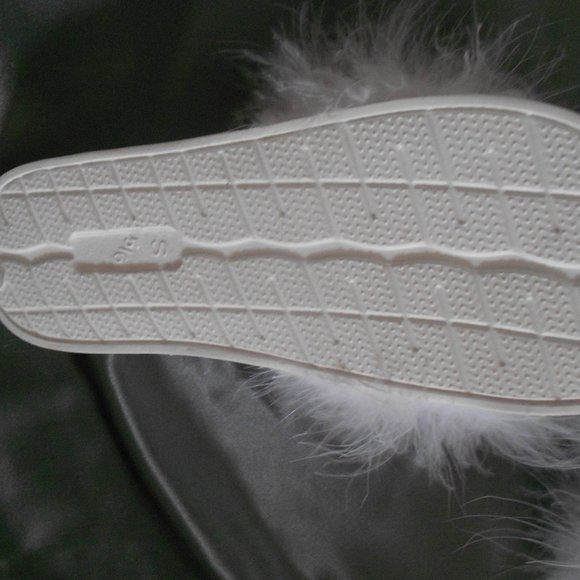 NWOT White Feather Slippers (S 5/6) - Picture 3 of 5